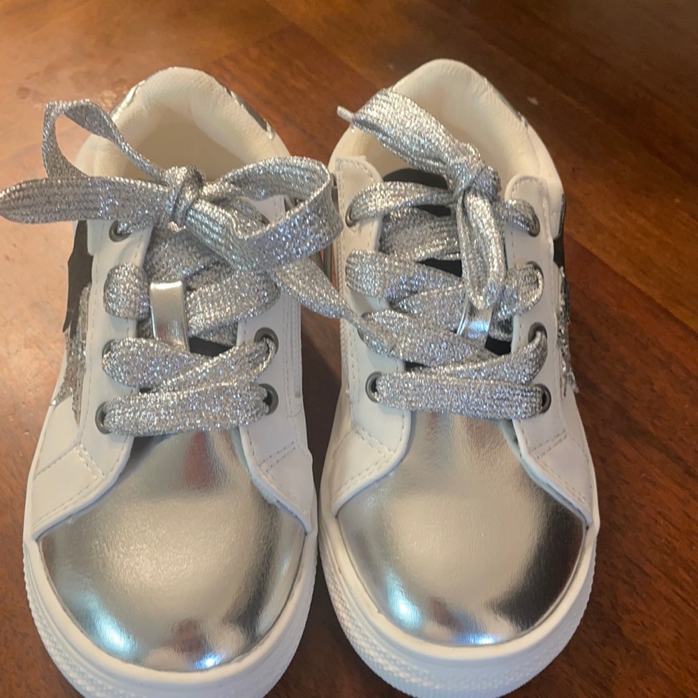 Brand new, never worn, girls sneakers size 10
